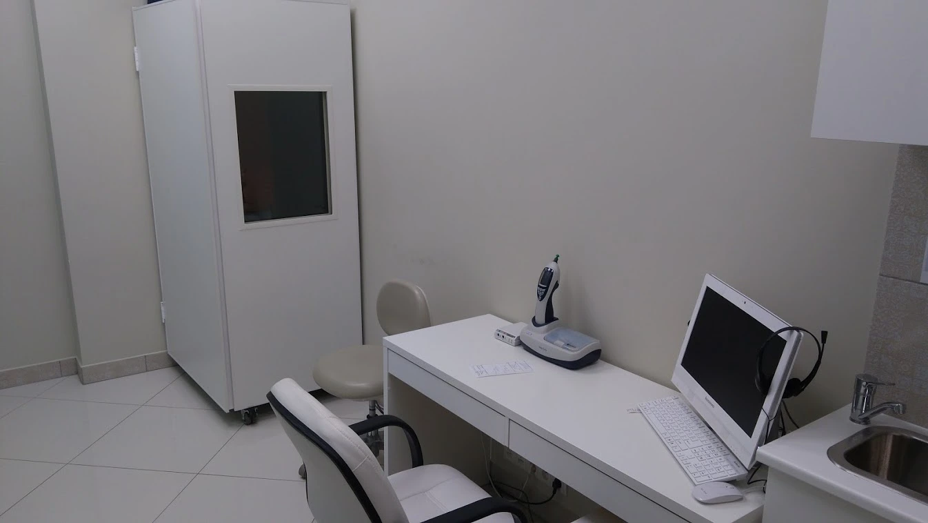 Biuro w centralnej części Warszawy, gdzie oferowane są aparaty słuchowe dla dzieci oraz seniorów.