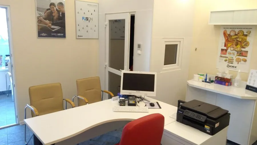 Sklep oferujący aparaty słuchowe w Warszawie, w dzielnicy Ursynów. Kabina do badań audiometrycznych, wykorzystywana w gabinecie protetyki słuchu.